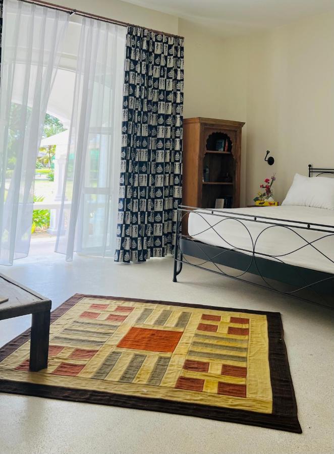 Zumzum Beach House Bed and Breakfast Kinondo Exteriör bild