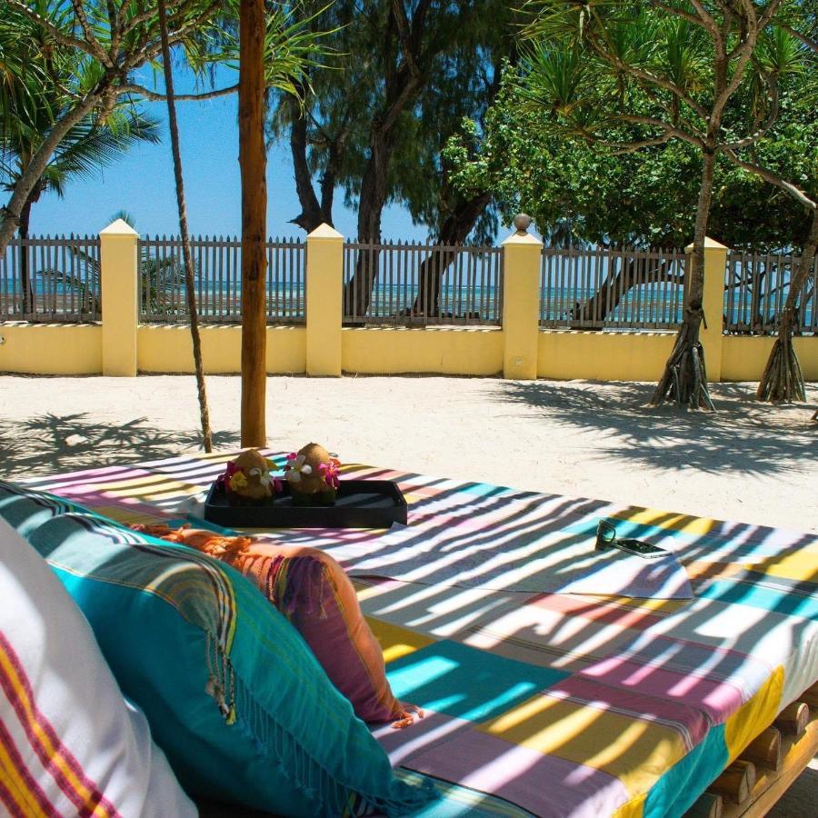 Zumzum Beach House Bed and Breakfast Kinondo Exteriör bild